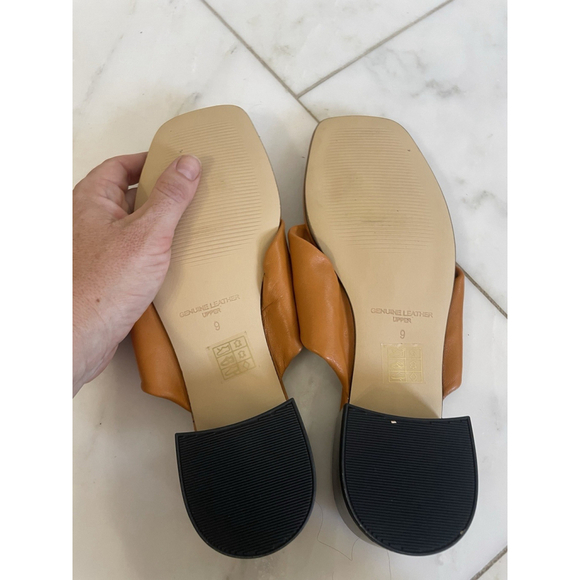 Signature By Journee Collection Mustard Yellow Leather Flip Flop Sandals Sz 9 - Picture 5 of 8